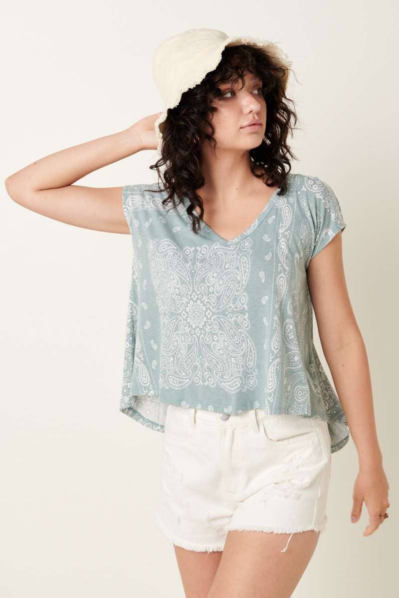 BANDANA PRINT V-NECK TEE