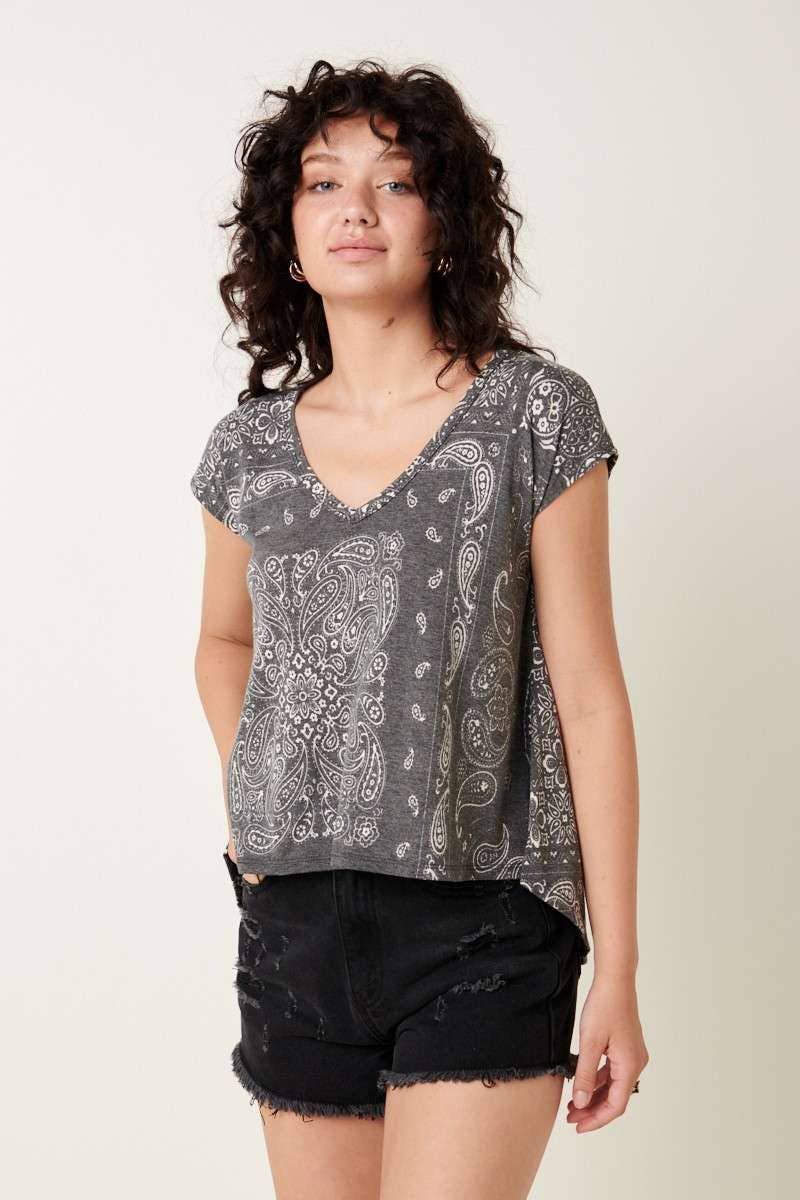 BANDANA PRINT V-NECK TEE