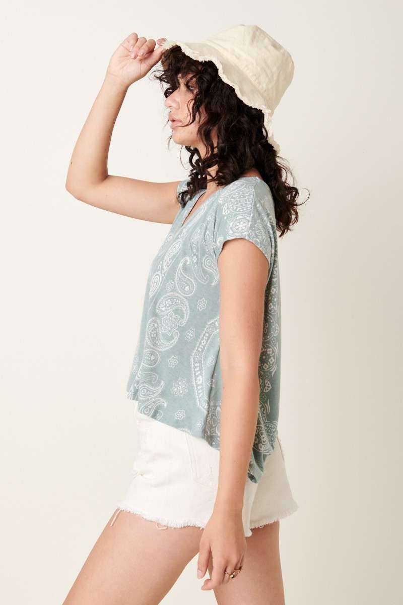 BANDANA PRINT V-NECK TEE
