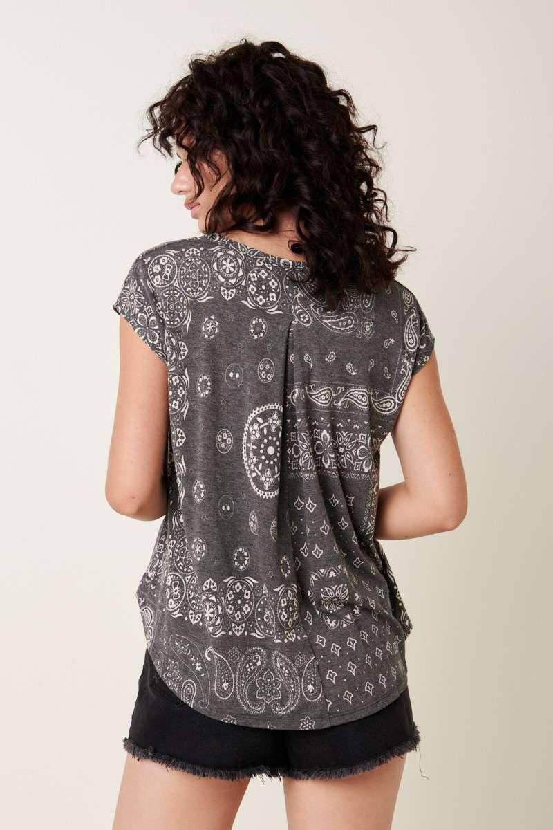 BANDANA PRINT V-NECK TEE
