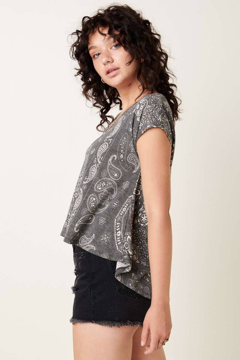 BANDANA PRINT V-NECK TEE
